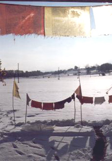 gal/Le_Centre_Pema_Yang_Dzong/drapeauxssneige.jpg
